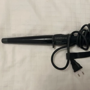 CeraWand Locktång - CeraWand locktång med konformad stav. Utrustad med lång sladd och EU-kontakt. I gott skick utan synliga skador eller slitage. 