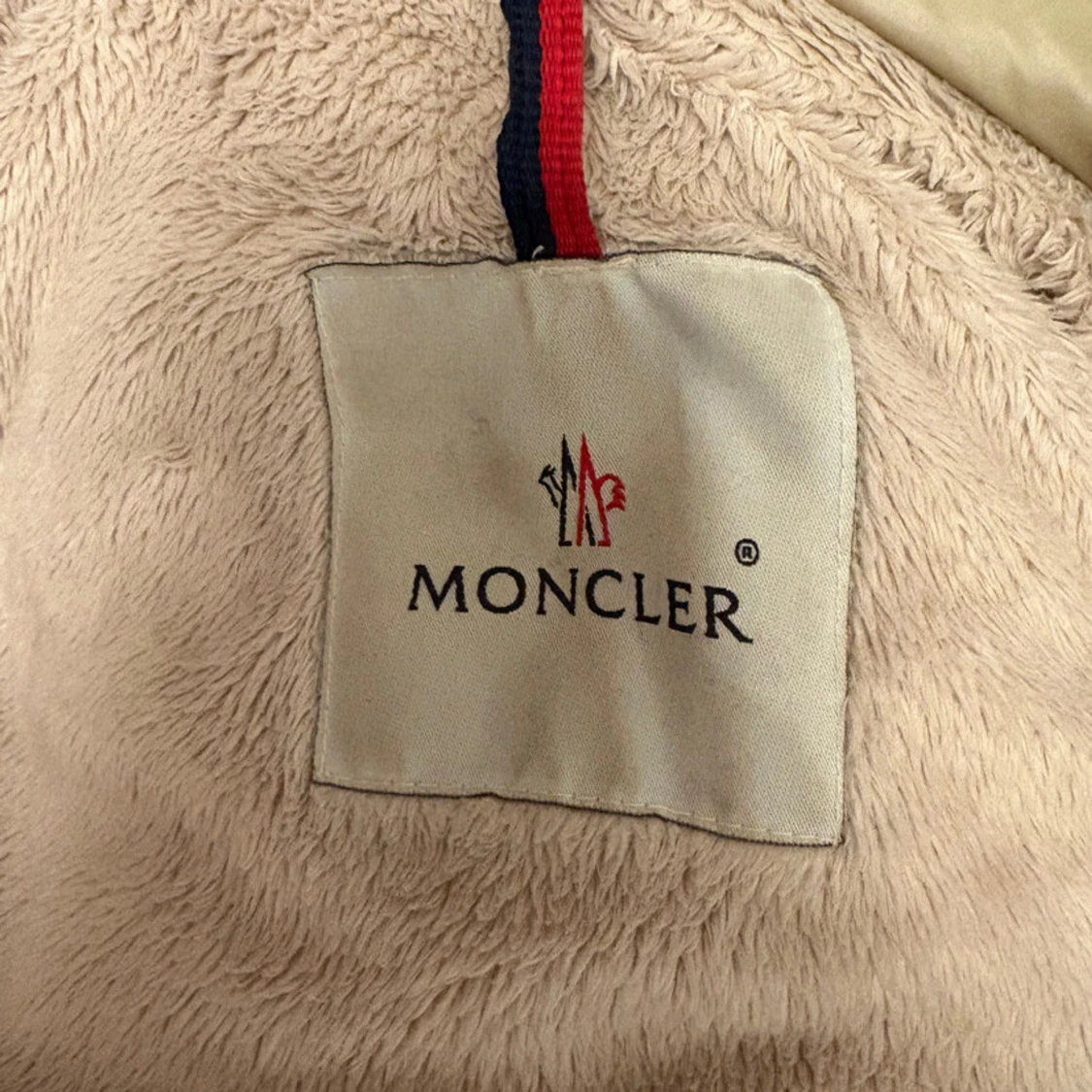 Beige Moncler pufferjacka med päls - 4
