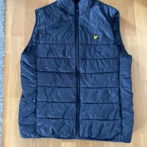 Väst - Mörkblå lyle&scott väst Storlek L