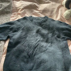 Kortärmad stickad tröja❣️❣️ - Säljer nu den kortärmad stickad T-shirt då den inte kommer till andvänding❣️den är i bra skick kanske lite nopprig annars jättebra❣️❣️Skriv vid frågor osv, den är mer marinblå i verkligenheten men ljuset ger den lite annan färg!!❤️❤️