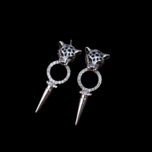 Silverfärgade örhängen med leopardhuvud - Unika örhängen i silverfärg med leopardhuvud, glittrande cirkel och spetsig hängande detalj. Djurinspirerad design som verkligen sticker ut och ger en edgy vibe till din look.