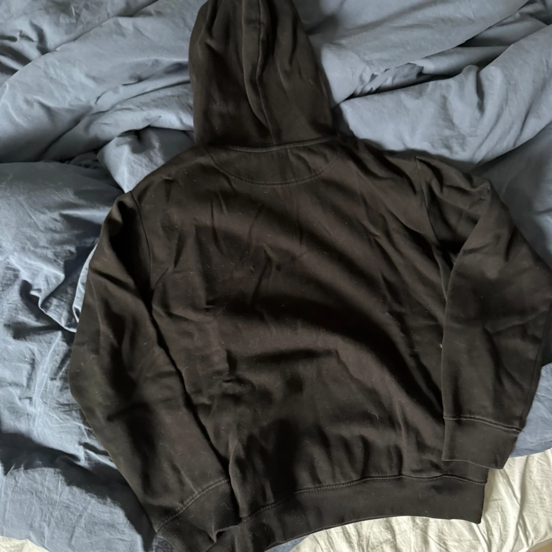 Svart hoodie med huva  - 2