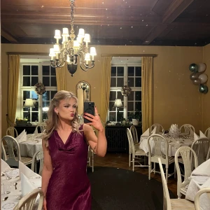 Lila/Vinröd långklänning med öppen rygg - Säljer en likadan klänning i storlek XS, aldrig använt och med prislappen kvar.  Klänningen är plommonlila med draperad urringning, öppen rygg och är perfekt för romantiska och festliga tillfällen!💜🕺🏼 (På bilderna bär jag en likadanklänning i storlek S).