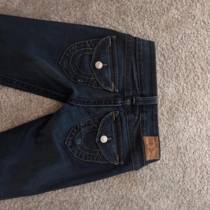True religion jeans - Säljer dessa jättesnygga true religion jeans då de passar inte så bra och jag vill köpa andra. De är i jättebra skick, inga defekter. Jag har sytt upp de några centimeter så att de passar bra på någon som är 160-165cm men jag kan ta ut sömnen så att de blir normal längd igen. Alla bilder förutom den sista är från förra ägaren💞storlek 24 men passar även 25