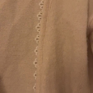 Beige omlottkofta med spets  - Söt stickad kofta, går att ha både bak och fram🩷🩷🩷