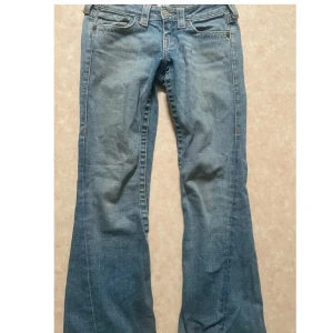 True religion jeans  - så snygga bootcut jeans från true religion som tyvärr inte kommer till användning då de är lite för stora 💞 lite slitna där när nere och så då ja köpte de secondhand men inget man lägger märke till!! Strl 26