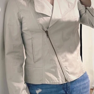 Halogen Beige bikerjacka med dragkedjor  - Snygg beige bikerjacka med sned dragkedja framtill och coola detaljer vid axlar och ärmslut. Jackan har lång ärm och markerad midja för en schysst siluett. Perfekt att slänga över en hoodie eller t-shirt för en chill look. New not used at all Size : S Colour: Taupe beige