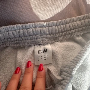 Mjukisbyxor från ICIW - Jättesnygga gråa raka mjukisbyxor från ICIW, storlek XS men passar även S. Jättesköna, passar både som hemmamjukis och gymbyxor. Något noppriga. 