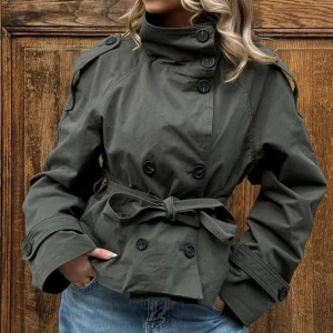 Olivgrön trenchcoat från Bershka - Den populära trenchcoaten från berska som är helt slutsåld. Använde 2 gånger, så som ny🥰strl M men passar mig som brukar ha xs. Skriv innan ni köper 🥰