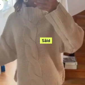 Beige stickad tröja från Zara - Supermysig beige stickad tröja från Zara med grov fläta framtill och hög krage. Tröjan har en loose passform och långa ärmar, perfekt för kyliga dagar. Ny med prislapp🥰 