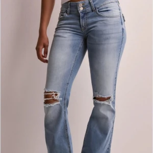 Ljusblå jeans - Jättefina jeans från Nelly i storlek 38/M Säljer dom då de är för stora. Jättefint skick och de är slut sålt på hemsidan! Nypris 699kr Mitt pris 500kr