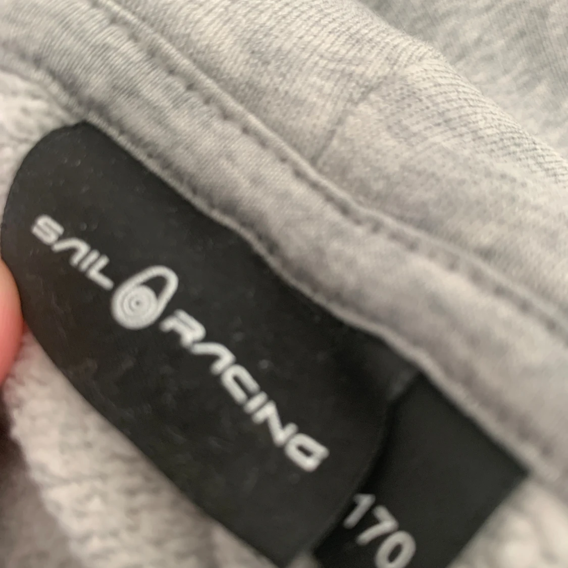 Grå hoodie från Sail Racing - 2