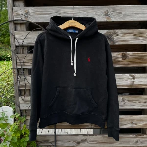 Ralph Lauren Hoodie - Hoodie från Ralph Lauren. Storlek S, går att bära av en storlek S som en riktigt najs något cropped fit, annars passar den även XS. Väldigt svårt att få rätt färg på bilderna, den ser ”fläckig” och skrynklig ut på bilderna men upplevs inte alls så i verkligheten. Skicket är bra, inga defekter. Något tvättnopprig, men jag tar bort det innan jag skickar.