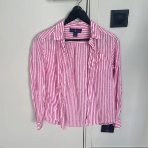 Rosa och vit randig skjorta Ralph Lauren - Köpt på Nk. Storlek 14-16 år passar herr Xs-S. Hör av er vid frågor eller funderingar