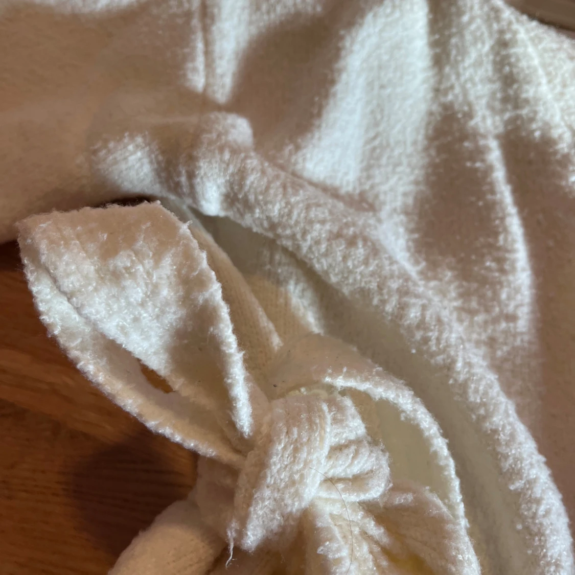 Vit stickad omlottkofta från NA-KD - 3