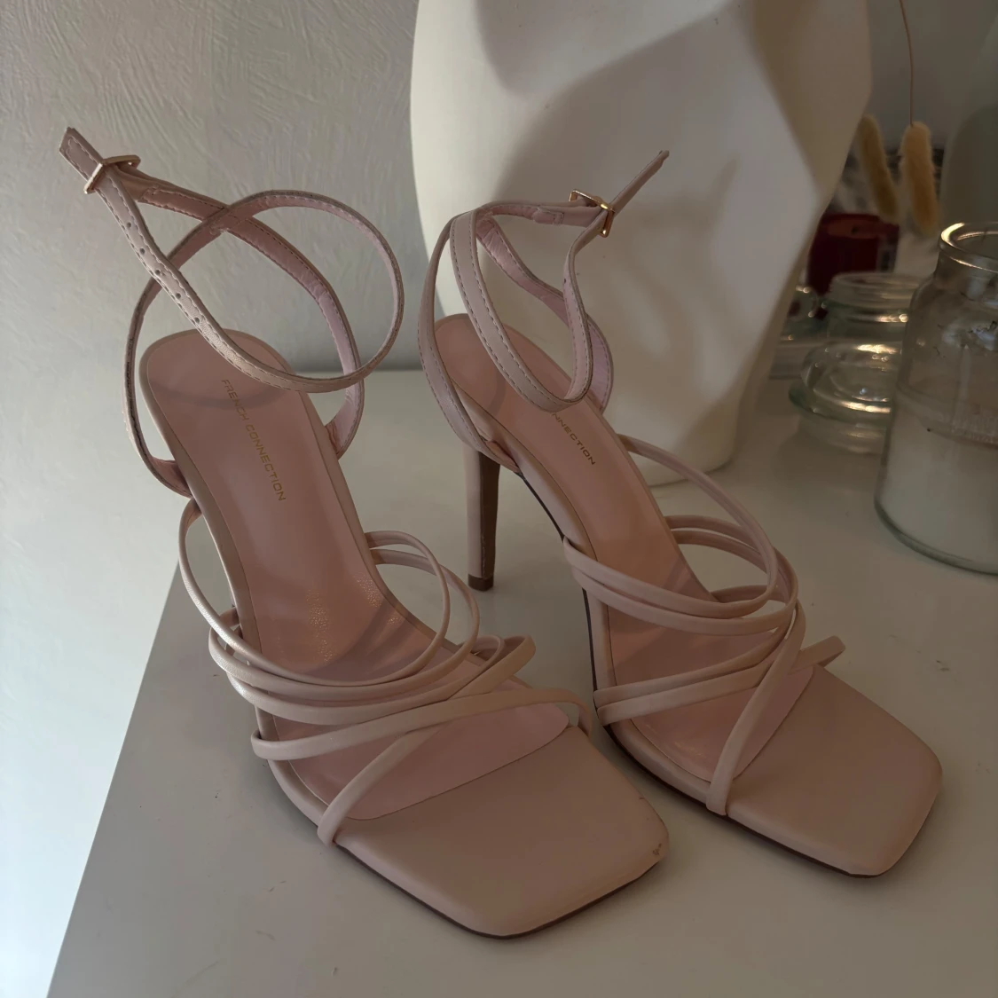 Ljusrosa sandaler från French Connection - 3