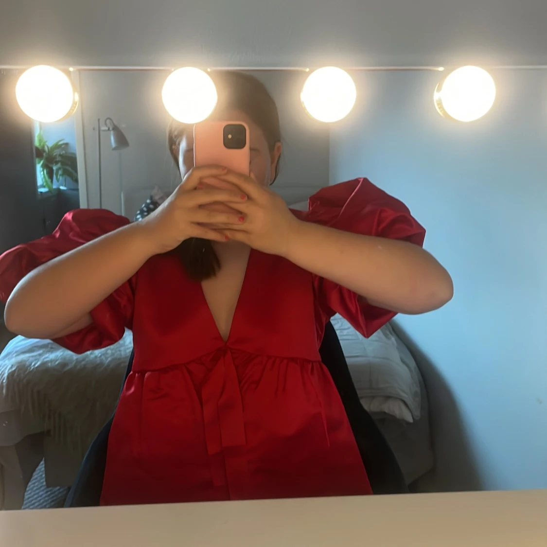 Röd blus med puffiga ärmar!! - 2