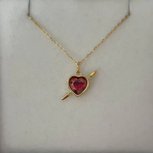 Maria Nilsdotter ”Rebel Love” inspirerat halsband - Aldrig använd, 18K guldpläterad och tillverkad av rostfritt stål. Kedjans längd 40+5 cm och nickelfri. Om du har fler frågor, tveka inte att höra av dig 🤗