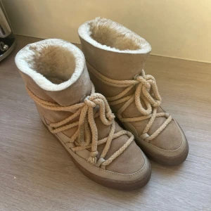Beiga Inuikii boots med snörning - Säljer ett par beiga Inuikii boots. I nyskick, knappt använda.