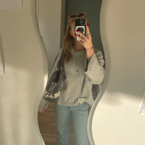 Grå stickad tröja - Mysig grå stickad tröja från Gina med rund halsringning och ribbade muddar. Enkel och stilren design som funkar till allt, skitmysig höst o vinter tröja💗💗 skulle uppskatta att tröjan är i storlek M men det står S på lappen. Aningen nopprig på ärmarna om något, annars inte några andra defekter. 