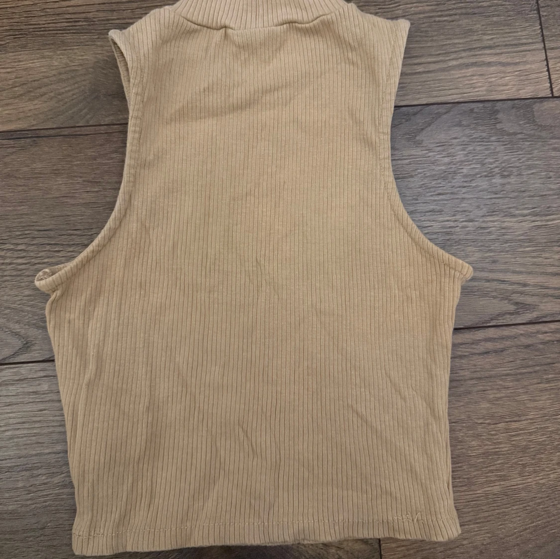 Beige ribbad polotopp ärmlös - 1