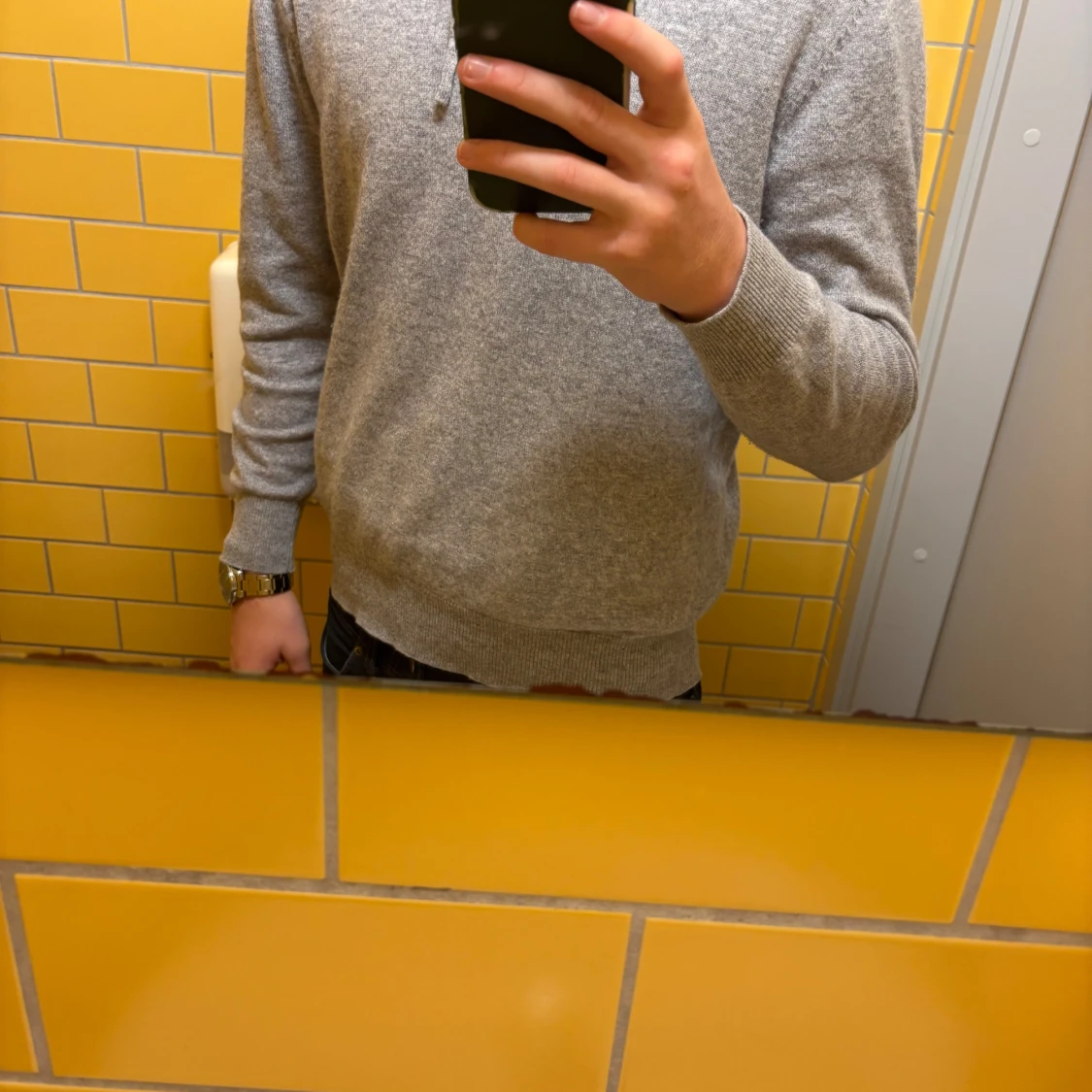 Grå hoodie i kashmir från Sayless - 1