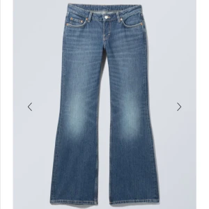 Weekday jeans - Modellen Nova Low Slim Bootcut i färgen mellanblå❣️❣️❣️ använda några få gånger ! Nypris 590kr