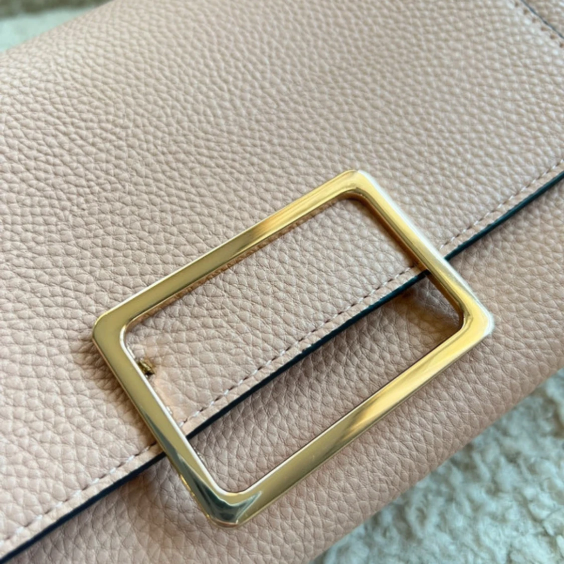 Rosa axelväska från Mango med guldkedja - 2