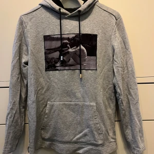 Grå hoodie från Limitato  - Grå hoodie från Limitato som är i bra skick och men använd därav priset. Kan gå ner i pris vid en snabb affär.