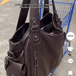 Mörkbrun axelväska från AYVA Stockholm - Snygg mörkbrun axelväska från AYVA Stockholm i skinnimitation med flera praktiska fack och dragkedjor. Väskan har breda axelband, silverfärgade detaljer och en stilren design som rymmer allt du behöver till vardagen. Väskan är alltså INTE från Shein, om du vill ha fler bilden på väskan eller frågor skriv gärna. Lappen är fortfarande kvar och förklarar då varför jag säljer den för full pris. (Kostar 899kr på hemsidan men de har sommar rea just nu så säljer den för det priset jag köpte den för 