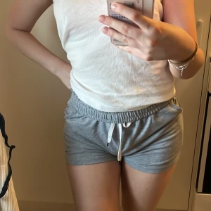 Grå mjuka shorts med snörning - Grå mjukisshorts 