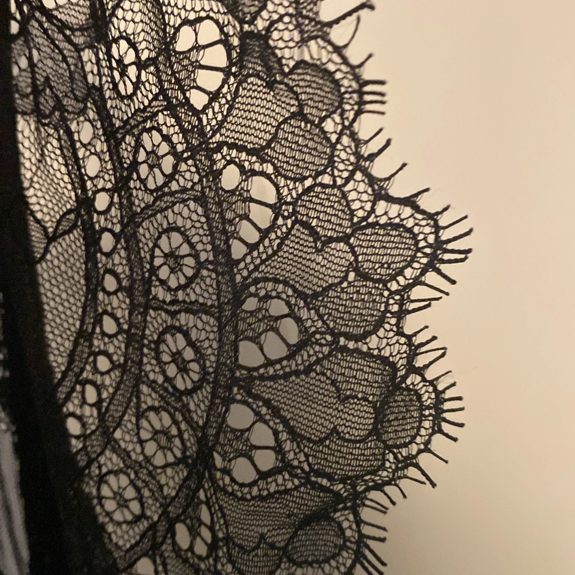 Svart spetsklänning från H&M - 4