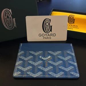 Blå plånbok med mönster - Säljer en blå plånbok från med vita mönster. Fråga om ni undrar något! 