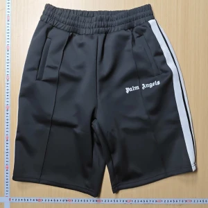 Svarta Palm Angels shorts - Svarta shorts från Palm Angels i bra skick och säljs för att behöver köpa en jacka inför vintern. Alla tags o sånt följer med. Pris kan diskuteras vid snabb affär
