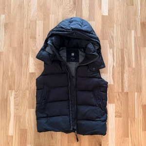 Väst från G-Star Raw - Svart väst från G Star som påminner om Burberry västen och Moncler västen. Riktigt fet men använder tyvärr inte längre.