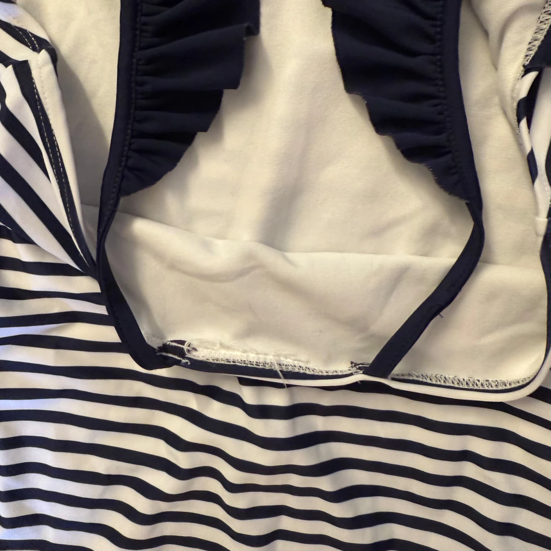 Randig baddräkt med volangaxelband - 2