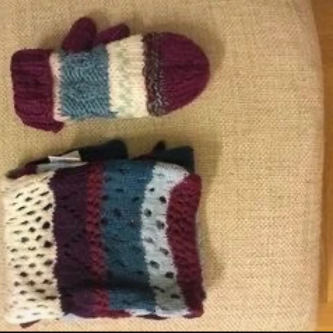 Randig stickad halsduk och handskar i blått och vinrött - 2