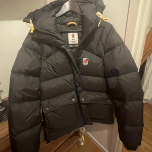 Fjällräven jacka - Säljer nu min skitsnygga fjällräven jacka då den ej kommer till användning längre💘💘har använt den ett fåtal gånger, max 5 och är i storlek S!  nyskick!!!