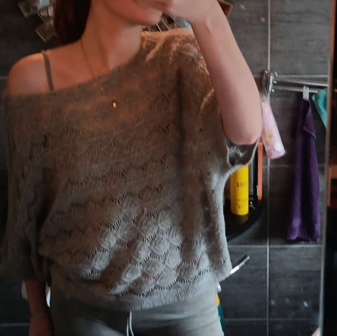 Grå stickad topp från Coal & Honey