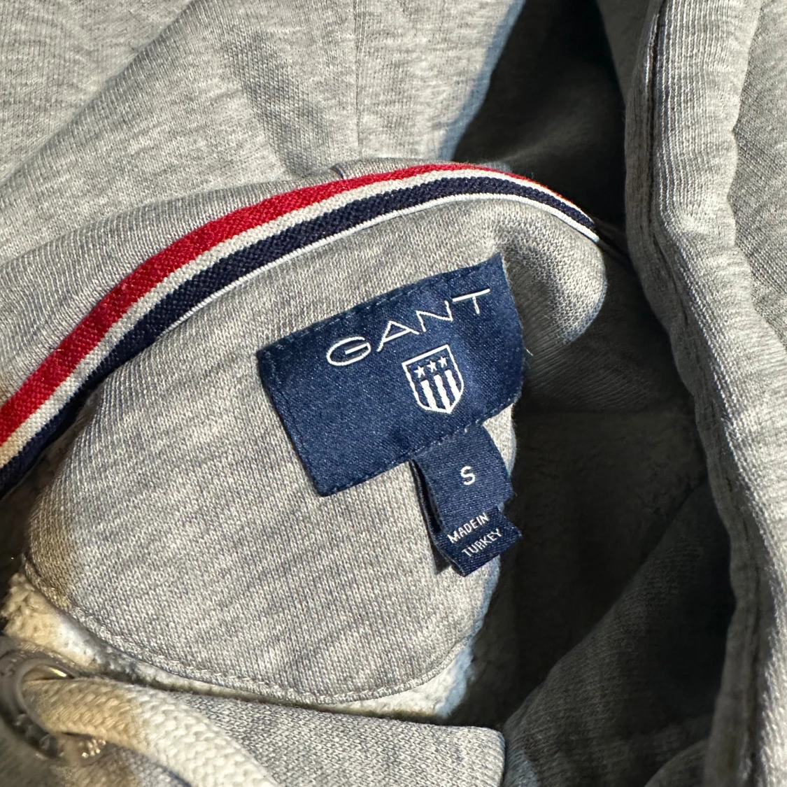 Grå hoodie från GANT med brodyr - 2