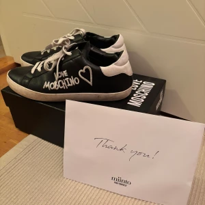 Sneakers  - Love moschino sneakers, storlek 40 men passar 39 också. Använda men i mycket bra skick. Köpta för 1200kr. Finns original skokartong som skickas med.
