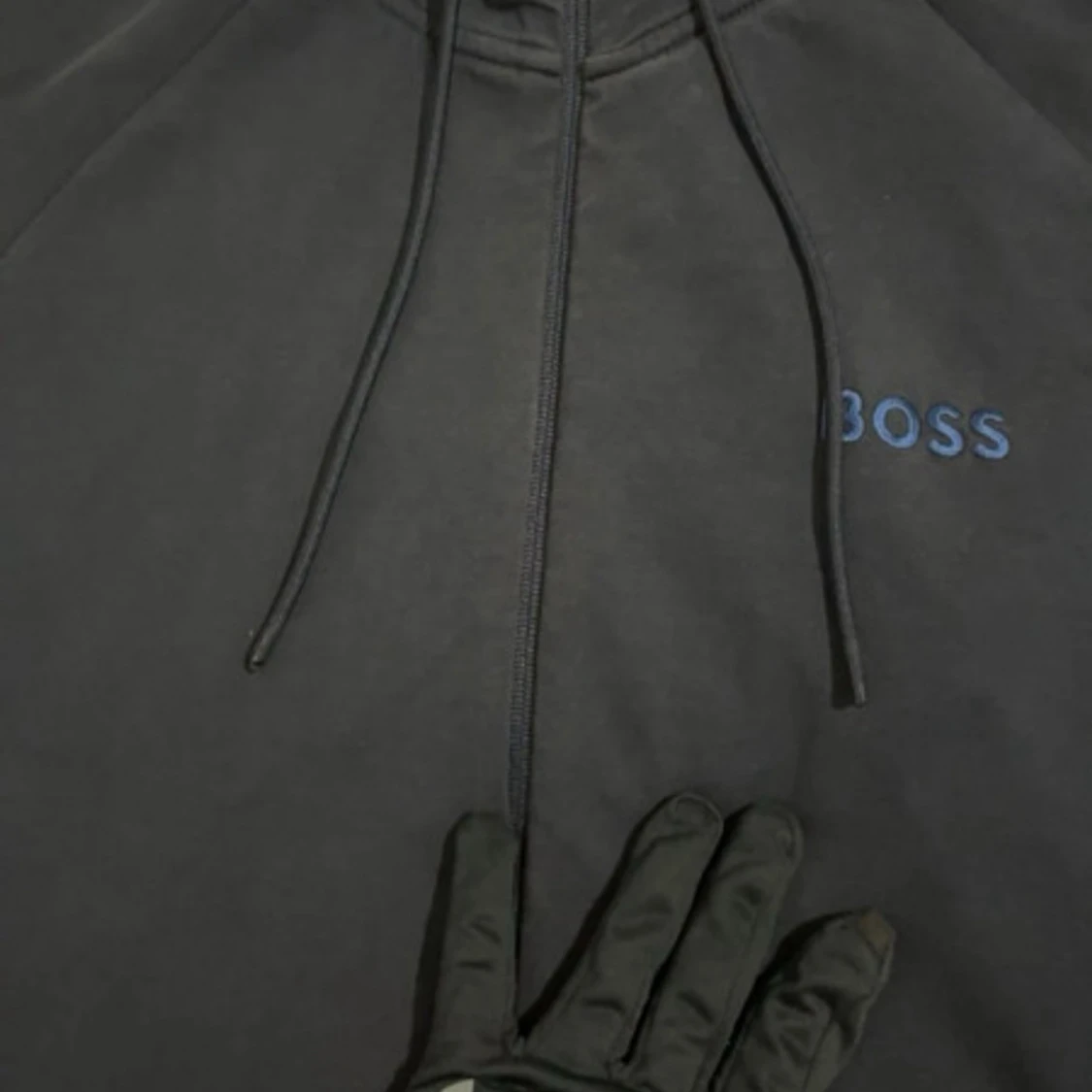 Mörkblå hoodie från BOSS med dragkedja