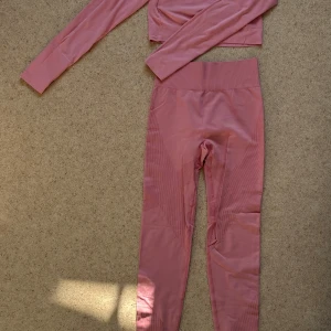 Träningsset  - Säljer ett tränigsset från Lager 157. Använt en gång. Storlek M på både topp och tights men materialet är  väldigt stretchigt. Supersköna högmidjade tights, långa i benen och en långärmad cropped topp.  