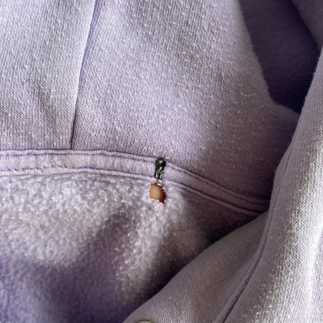 Ljuslila hoodie med huva och ficka - 2