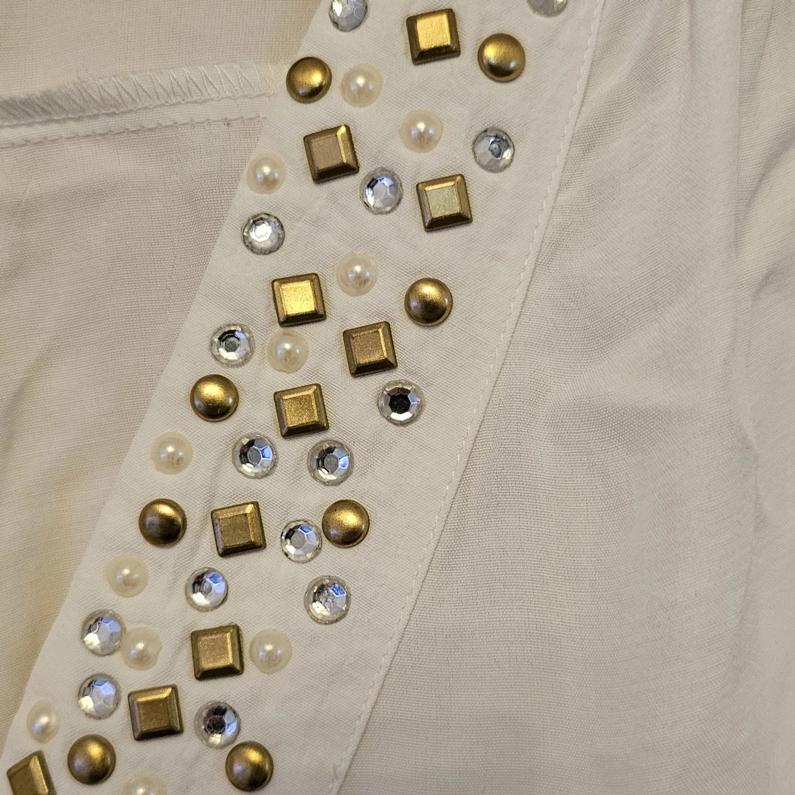 Vit blus med pärlor och nitar från VIX - 1