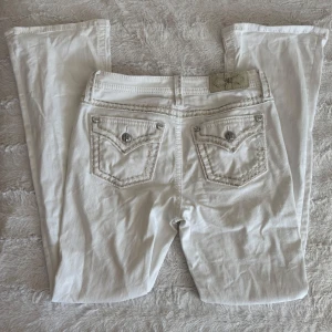 Miss me jeans - Vita mid-rise bootcut jeans från miss me. Jättefint skick och har inga defekter. Säljer då dem har blivit för stora. Midjemåttet rakt över är 38 cm och innebenslängden är 77 cm🤍