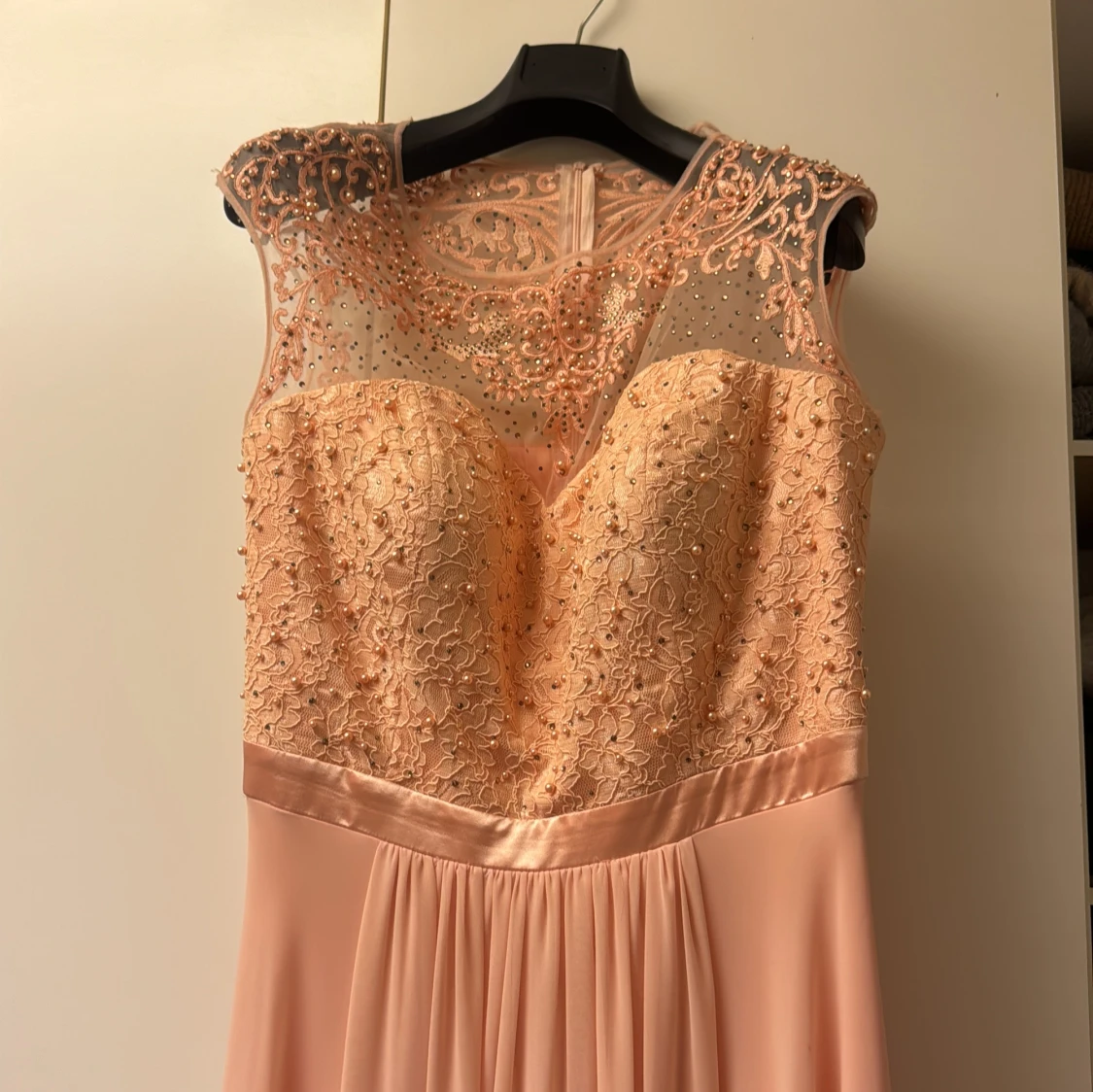 Lång ljusrosa balklänning med spets - 3