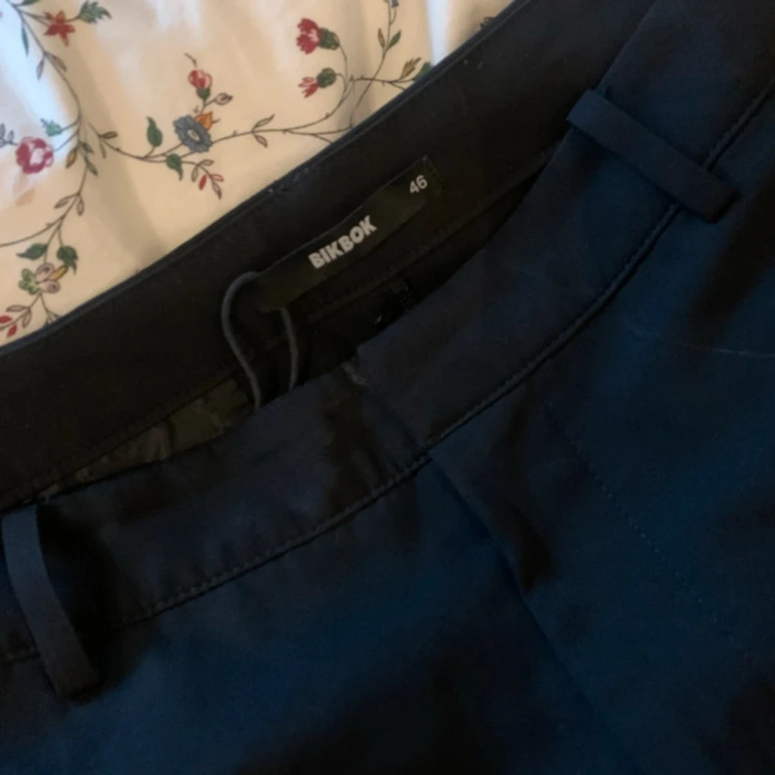 Svarta kostymbyxor från Bik Bok - 2