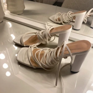 Vita klackskor med snörning  - Vita klackskor med snörning liten bit upp på vaden, st 38 från shein använda en gång på bröllop