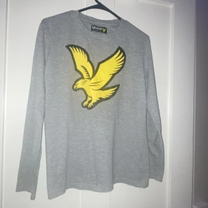 Lyle scoot tröja - Grå lyle scoot tröja säljer pågrund av att den inte passar är använd en gång och är äkta❤️